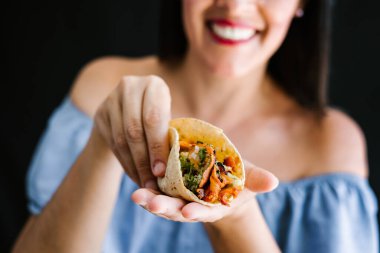 Meksika 'da tacos al pastor yiyen Meksikalı kadın, Latin Amerika' da Meksika yemeği.