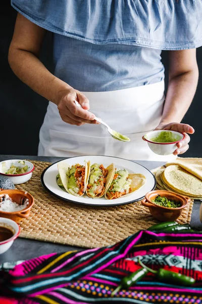 Manos Mexicanas Preparando Tacos Pastor Comiendo Comida Mexicana México América — Foto de Stock