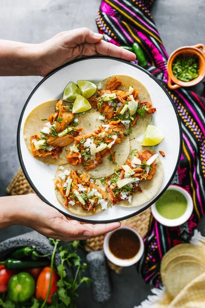 Manos Mexicanas Sosteniendo Tacos Pastor Comiendo Comida Mexicana México América — Foto de Stock