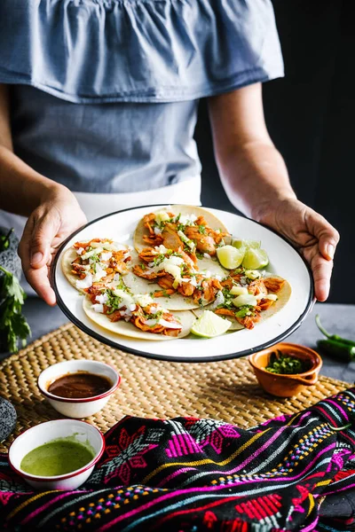 Manos Mexicanas Sosteniendo Tacos Pastor Comiendo Comida Mexicana México América —  Fotos de Stock