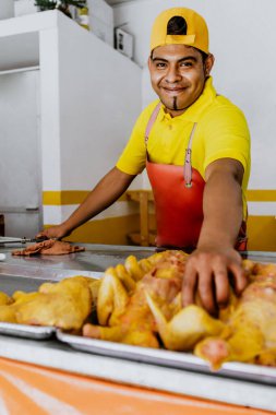 Meksika 'da tavuk dükkanında ya da Polleria' da çiğ tavuk satıcısı olarak çalışan Latin bir adam, İspanyol asıllı insanlar...