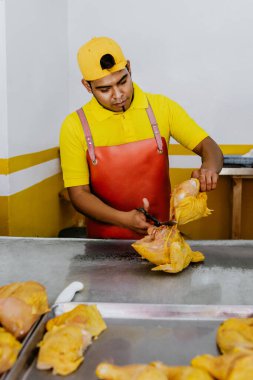 Meksika 'da tavuk dükkanında ya da Polleria' da çiğ tavuk satıcısı olarak çalışan Latin bir adam, İspanyol asıllı insanlar...