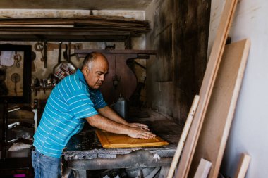 Latin kıdemli marangozun elleri Meksika Latin Amerika 'daki atölyesinde ahşap pencere yapıyor.