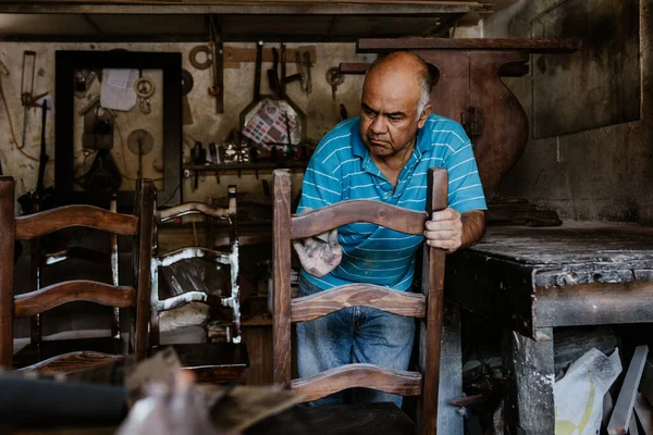 Homem Sênior Latino Carpinteiro Trabalhando Cadeira Madeira Oficina Móveis México — Fotografia de Stock