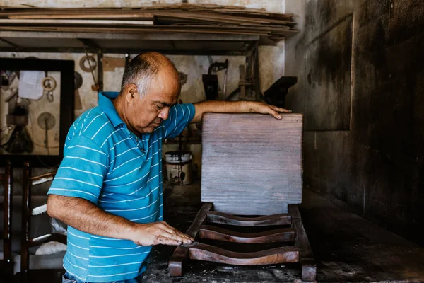 Latino Senior Timmerman Werkt Houten Stoel Meubelmakerij Mexico Latijns Amerika — Stockfoto