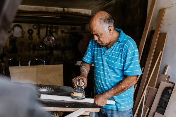 Latin Senior Man Carpenter Using Sandpaper Polished Wood Workshop Mexico — Stock Photo, Image