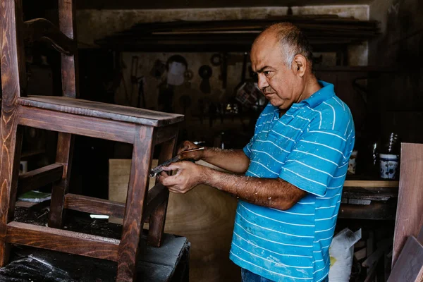 Latynoski Starszy Stolarz Pracujący Drewnianym Krześle Warsztacie Meblowym Meksyku Ameryka — Zdjęcie stockowe
