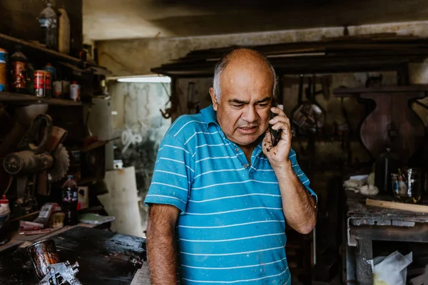 Latino Senior Timmerman Praten Telefoon Werken Het Bos Meubelmakerij Mexico — Stockfoto