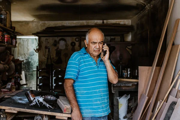 Latin Kıdemli Marangoz Telefonla Konuşuyor Meksika Latin Amerika Daki Mobilya — Stok fotoğraf