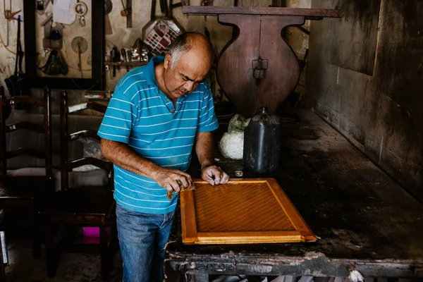 Ręce Latynoskiego Starszego Stolarza Robiącego Drewniane Okno Swoim Warsztacie Meksyku — Zdjęcie stockowe