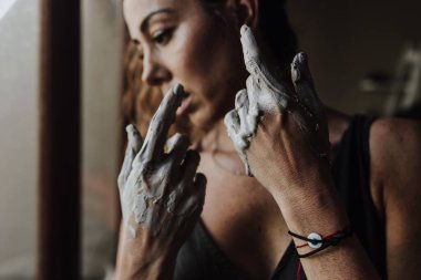 Latin Amerika 'daki atölyede seramik ve çömlek işlerinde çalışan Latin kadınların elleri.