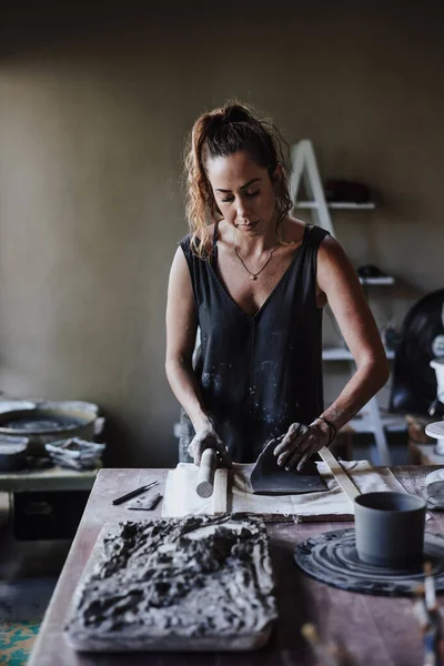 Latin Woman Working Clay Pot Workshop Ceramic Business Entrepreneurship Art — Stock Photo, Image