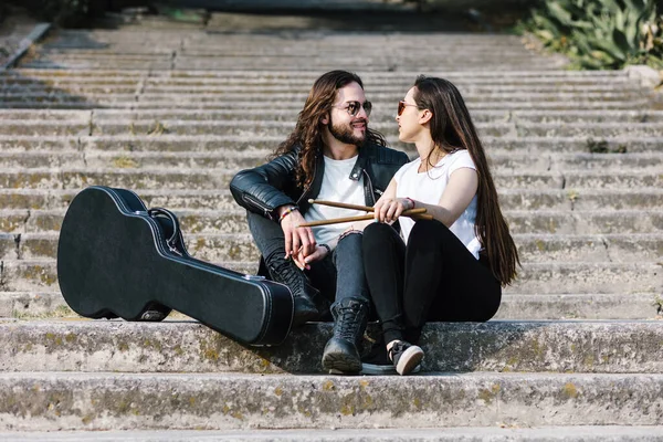 Tânăr Cuplu Latin Bărbat Femeie Stil Rock Roll Cântând Chitară — Fotografie, imagine de stoc