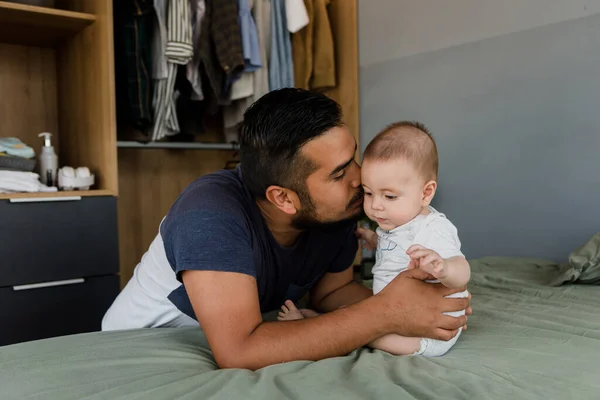 Latino Padre Cariñoso Abrazando Lindo Hijo México América Latina Familia — Foto de Stock