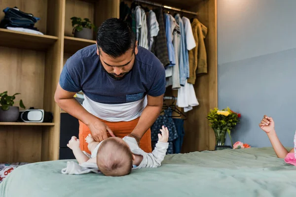 Joven Padre Latino Con Bebé Pequeño Mientras Cambia Pañal Casa — Foto de Stock