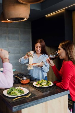 Latin arkadaşlar Meksika 'da mutfakta birlikte yemek pişiriyor ve yemek yiyorlar. Latin Amerika' da, İspanyol insanlar.