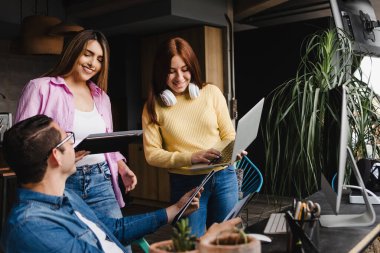 Latin öğrencilerden oluşan bir grup, Meksika Latin Amerika 'daki modern bir dairede ev ödevi projesi üzerinde çalışarak birlikte çalışıyor.