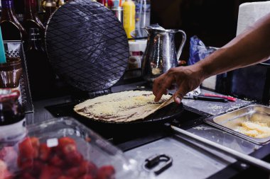 Marquesitas Meksika tatlısını geleneksel olarak Yucatan 'da ve Latin Amerika' da Cancun Mexico 'da hazırlıyor, Marquesita.