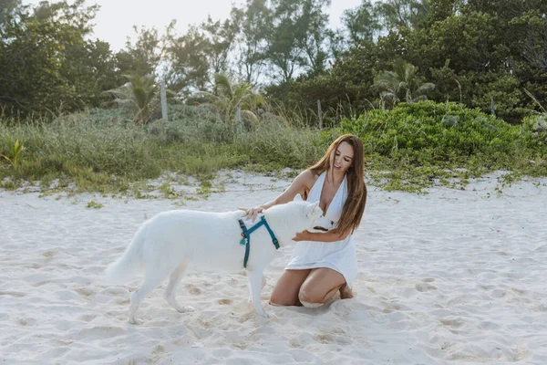 Портрет Молодой Латинской Женщины Белой Собакой Пляже Мексике Латинская Америка — стоковое фото
