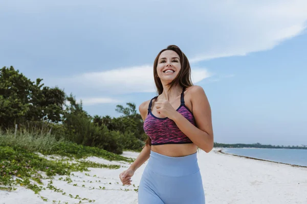 Joven Latina Corriendo Playa México América Latina Gente Hispana —  Fotos de Stock