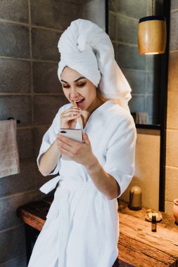 Meksika 'da banyoda diş fırçalayan genç Latin bir kadın Latin Amerika' da Latin bir kadın.