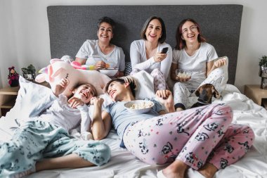 Latin kadın aile büyükannesi, annesi, kızı ve çocukları Latin Amerika 'da yataklarında eğleniyorlar.