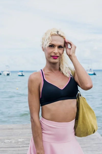 墨西哥拉美地区海滩上穿着女性化妆品的年轻跨性别女性的肖像 他的惊慌失措的群集 — 图库照片