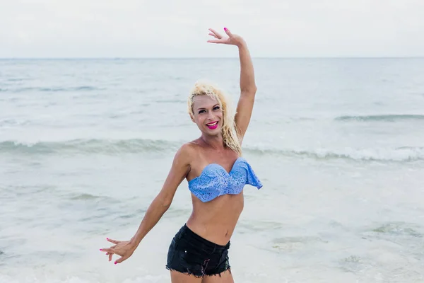 멕시코 아메리카의 해변에서 분장을 트랜스젠더 여성의 곡예사의 — 스톡 사진