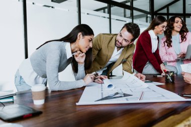 Latin Amerika 'da bir yaratıcı ofiste mimarlık ya da iç tasarım projesi ya da mimari gelişimi üzerinde çalışan bir grup mimar ya da tasarımcı takım çalışması