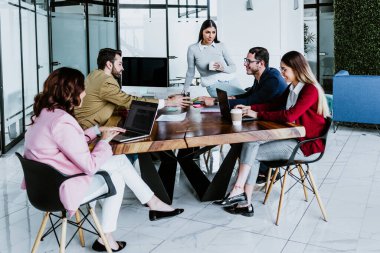 Latin Amerika 'da Latin iş adamlarından oluşan bir grup ya da takım çalışması Latin Amerika' da gündelik kıyafetlerle çalışıyorlar.