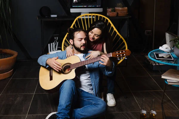 남녀가 낭만적 데이트 기타를 연주하고 친구와 친구는 멕시코 아메리카 집에서 — 스톡 사진