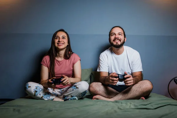 Tineri Latini Cuplu Gameri Distrează Jucând Jocuri Video Pat Timp — Fotografie, imagine de stoc