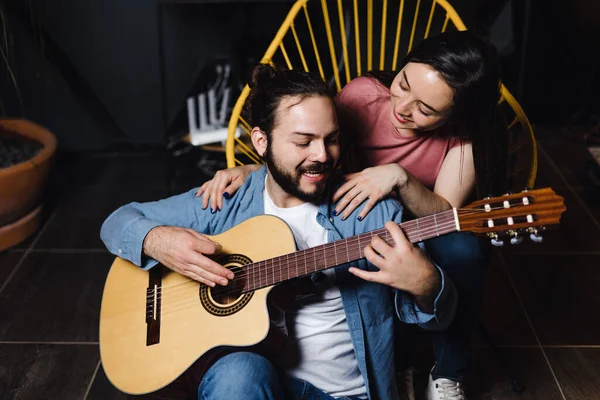 남녀가 낭만적 데이트 기타를 연주하고 친구와 친구는 멕시코 아메리카 집에서 — 스톡 사진