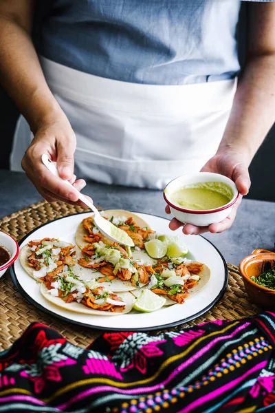 Manos Mexicanas Preparando Tacos Pastor Comiendo Comida Tradicional Mexicana México — Foto de Stock