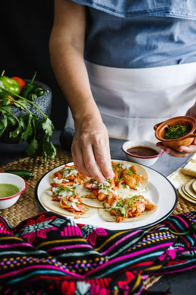 Manos Mexicanas Preparando Tacos Pastor Comiendo Comida Tradicional Mexicana México —  Fotos de Stock