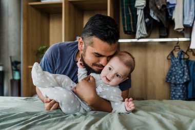 Latin baba, Meksika 'da Latin Amerika' da küçük oğlunu kucaklıyor.