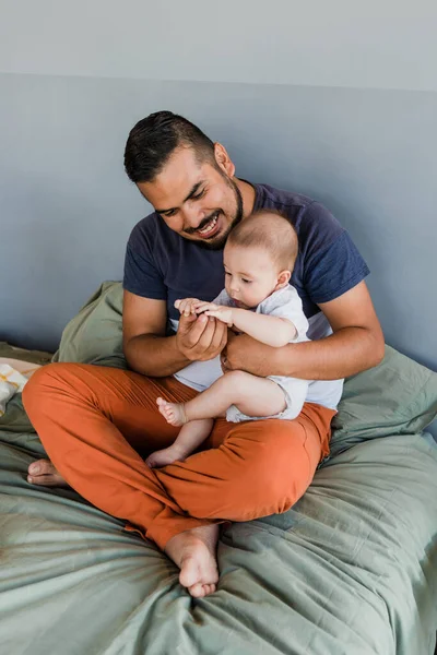 Padre Latino Abrazando Lindo Hijo México América Latina Familia Hispana — Foto de Stock
