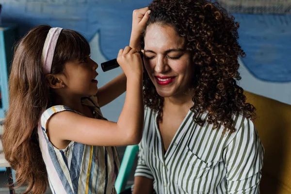 Joven Madre Latina Con Hija Enseñando Hacer Las Paces Juntos — Foto de Stock