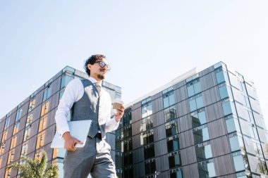 İfadesi başarılı genç Latin iş adamı ve Mexico City 'de yürüyen Latin Amerika, İspanyol iş adamları.