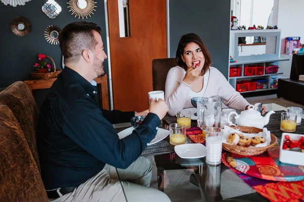 Λατίνοι Σύζυγοι Που Παίρνουν Πρωινό Και Τρώνε Μεξικάνικο Φαγητό Μαζί — Φωτογραφία Αρχείου