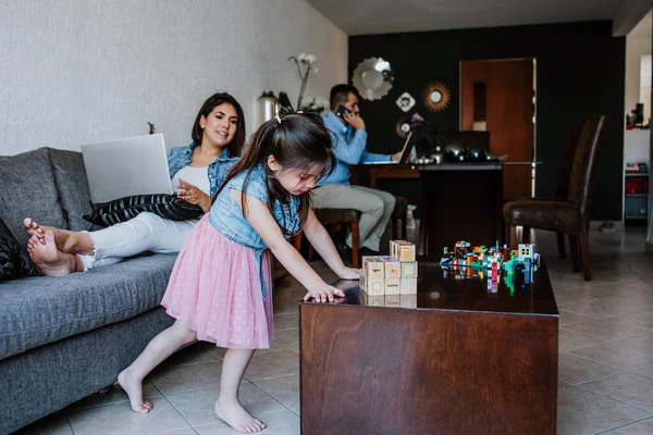 Niña Latina Hija Jugando Con Ladrillos Casa México Con Familia — Foto de Stock
