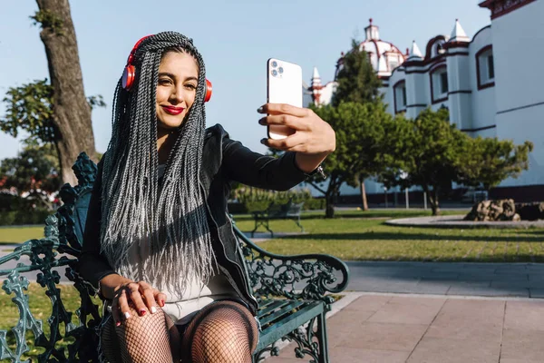 Giovane Donna Latina Con Trecce Capelli Scattare Selfie Foto Utilizzando — Foto Stock