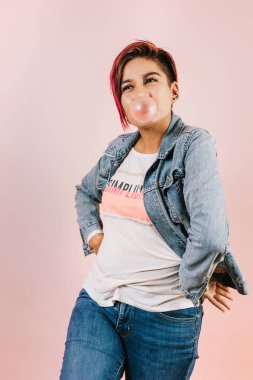 Latin Amerika 'da sakız çiğneyen genç Latin kadın, İspanyol kadın. 