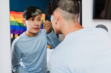 Latin Amerika 'da Latin homoseksüel erkekler, Meksika' da yatak odasında aynayla makyaj yapıyor Latin homoseksüeller ve lgbtq toplulukları