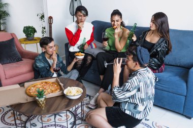 Latin LGBT 'nin Meksika' daki evlerinde pizza yiyip içki içen bir grup arkadaşı Latin Amerika 'daki Latin homoseksüel ve lgbtq toplulukları.
