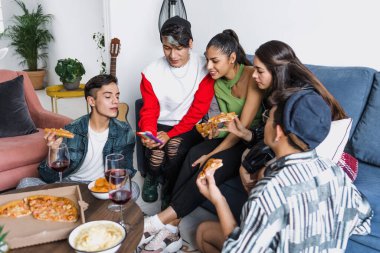 Latin LGBT 'nin Meksika' daki evlerinde pizza yiyip içki içen bir grup arkadaşı Latin Amerika 'daki Latin homoseksüel ve lgbtq toplulukları.