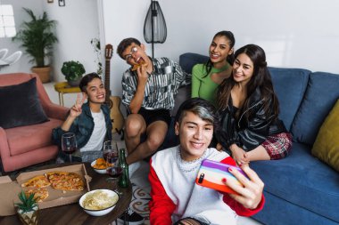 Latin LGBT dostları Meksika 'da cep telefonlarıyla fotoğraf çekiyorlar Latin Amerika' da İspanyol homoseksüel ve lgbtq toplulukları