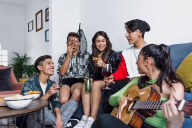 Latin bir grup arkadaş gitar çalıyor ve Meksika 'da eğleniyorlar.