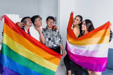 Genç latin LGBT arkadaşları Meksika 'da eşcinsel gururunu kutluyorlar, Latin Amerika' da gökkuşağı bayrağıyla Igbtq topluluğundan İspanyol homoseksüel insanlar.