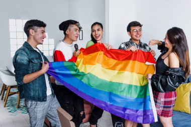 Genç latin LGBT arkadaşları Meksika 'da eşcinsel gururunu kutluyorlar, Latin Amerika' da gökkuşağı bayrağıyla Igbtq topluluğundan İspanyol homoseksüel insanlar.